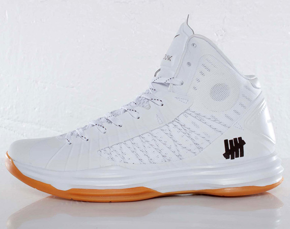 undefeated-nike-hyperdunk-bring-back-pack-598471-110-01