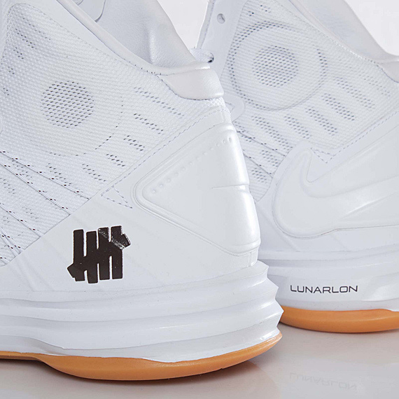 undefeated-nike-hyperdunk-bring-back-pack-598471-110-09