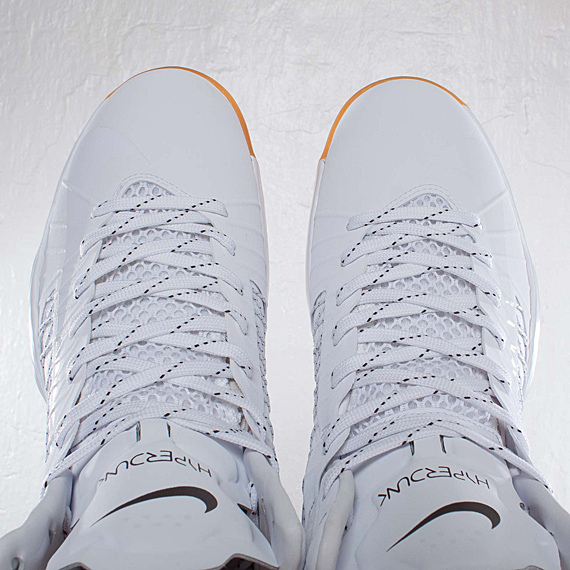 undefeated-nike-hyperdunk-bring-back-pack-598471-110-10