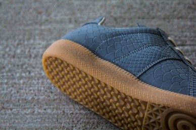 maison-martin-margiela-2013-fall-winter-grey-reflective-replica-sneaker-3