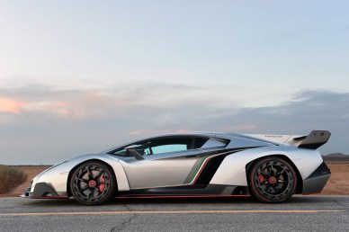 autoblog-takes-a-closer-look-at-the-4-7-million-usd-lamborghini-veneno-2