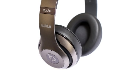 unknwn-x-beats-by-dre-lebron-autographed-studio-headphones-001