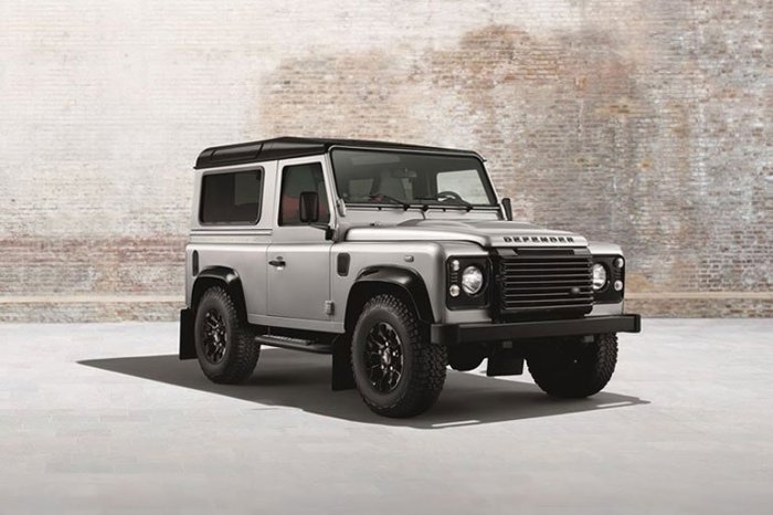 land-rover-defender-black-silver-pack-1