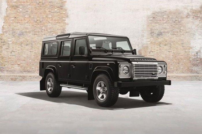 land-rover-defender-black-silver-pack-3