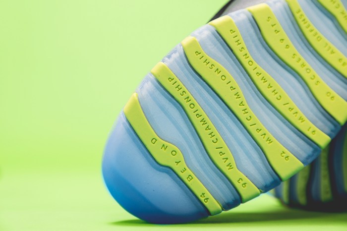 air-jordan-10-retro-venom-green-4