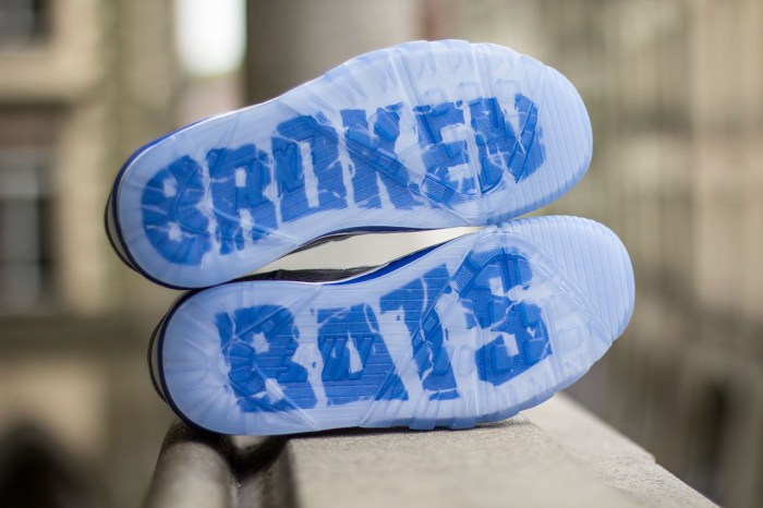 nike-air-trainer-sc-high-premium-qs-broken-bats-4