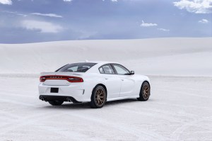 2015-dodge-charger-srt-hellcat-002