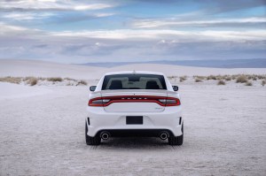 2015-dodge-charger-srt-hellcat-003
