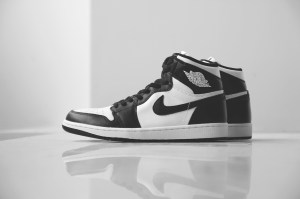 air-jordan-1-retro-high-og-black-white-11