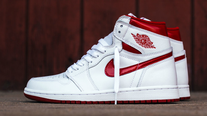 air-jordan-1-metallic-red-2017-release-date-555088-103
