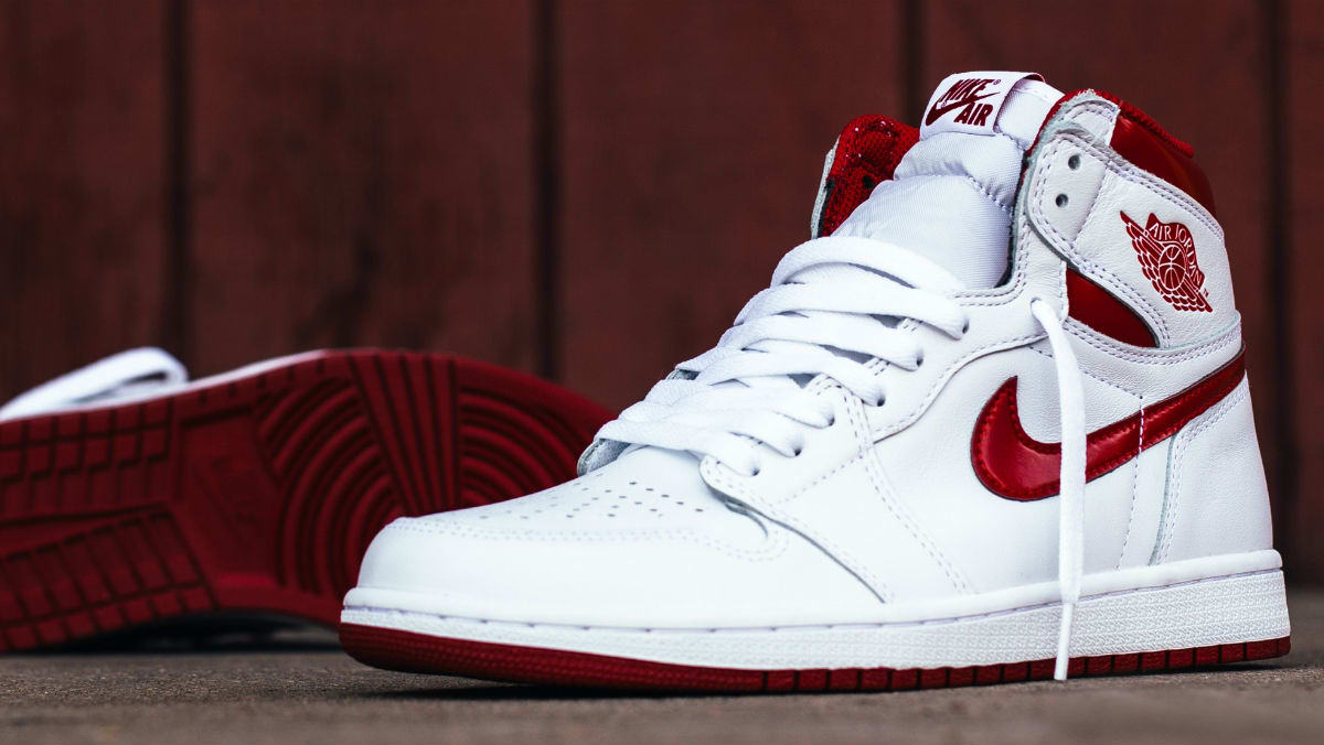 air-jordan-1-metallic-red-20175-release-date-555088-103.jpg