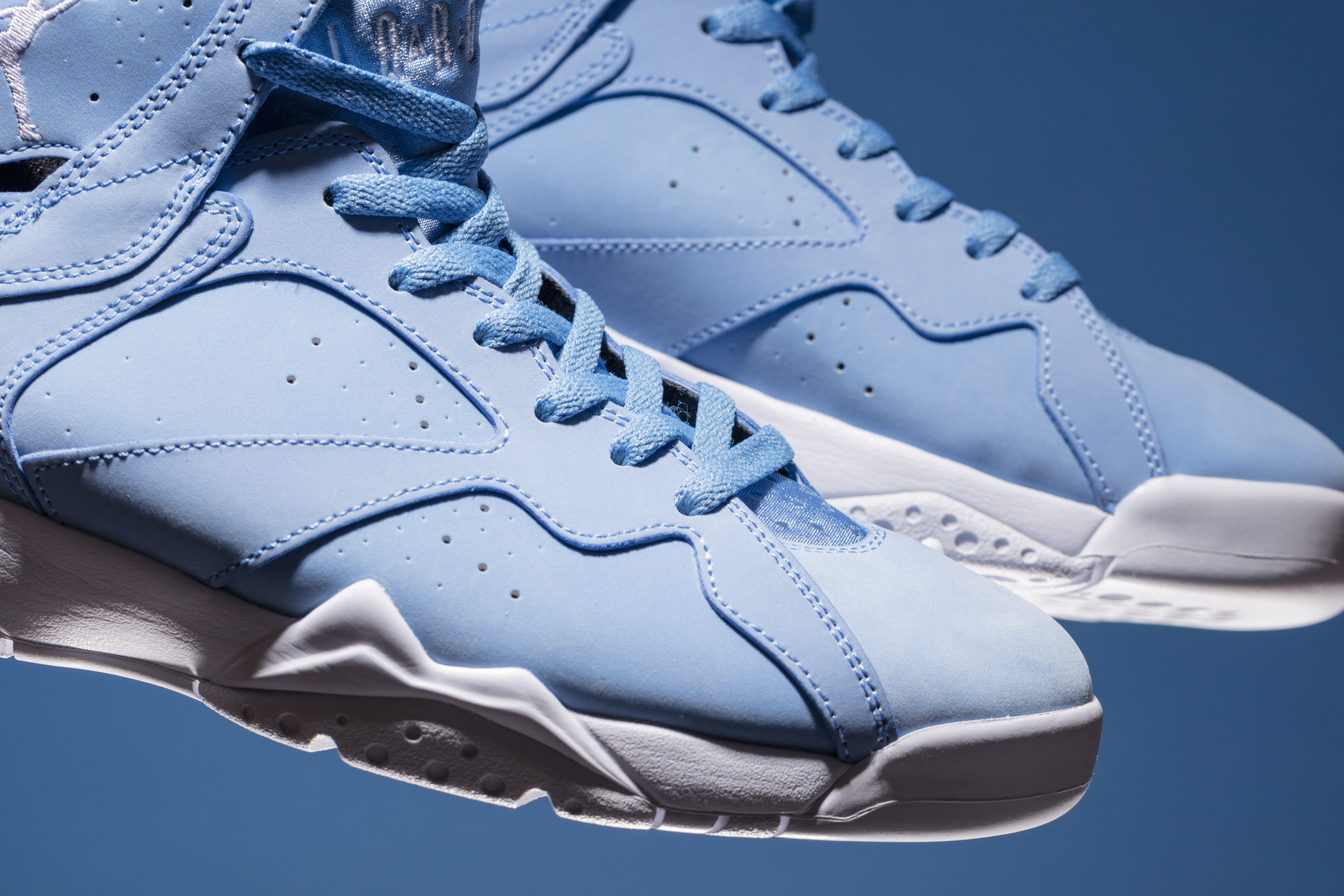ir-Jordan-VII-Retro-304775-400-UNIVERSITY-BLUE-2-of-3.jpg