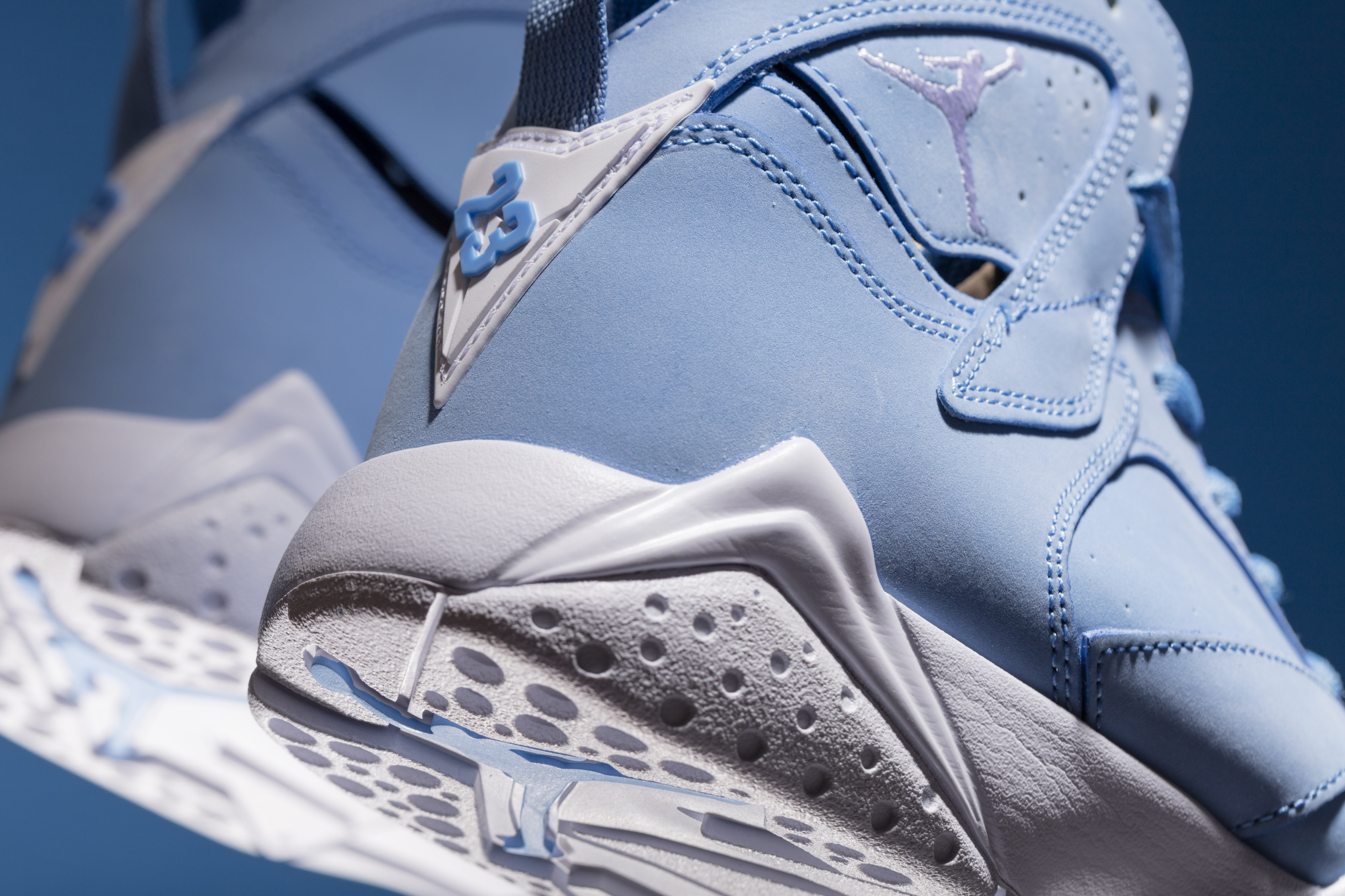 ir-Jordan-VII-Retro-304775-400-UNIVERSITY-BLUE-3-of-3.jpg