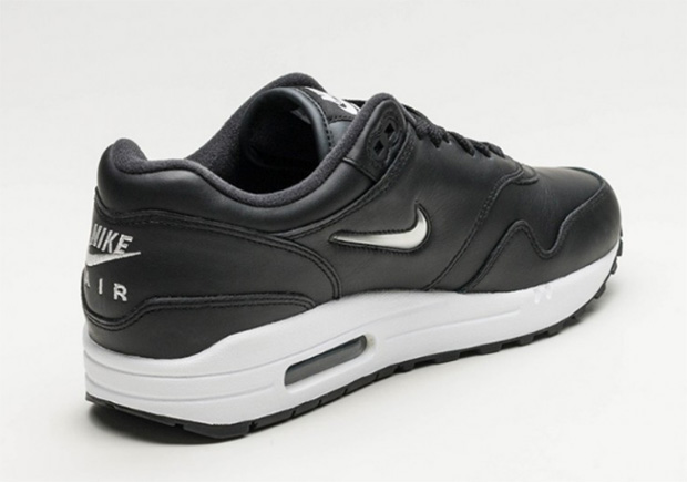 nike-air-max-1-metallic-jewel-swoosh-03