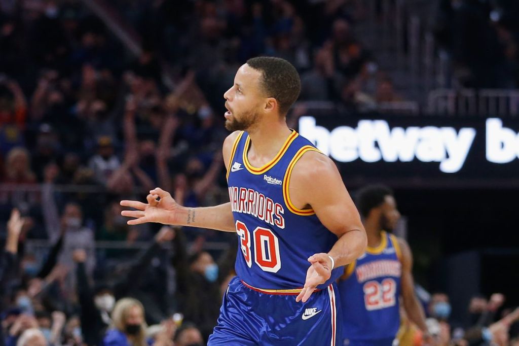 SPORTS: #STEPHCURRY LEADS GSW PAST THE&nbsp;MAGIC!!