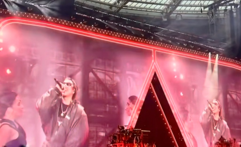 MUSIC: #JAYZ PERFORMS IN PARIS WITH&nbsp;#BEYONCE